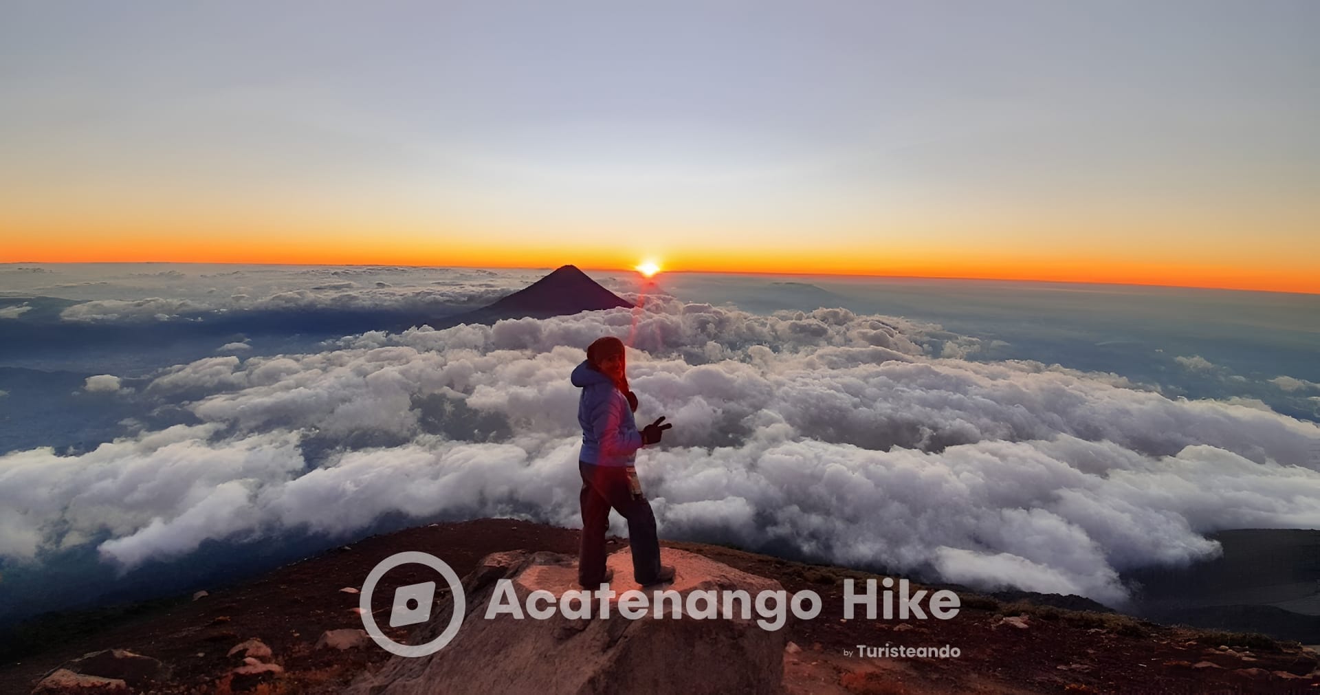 Amanecer sobre las nubes con vista al Volcán de Fuego en la caminata al Acatenango