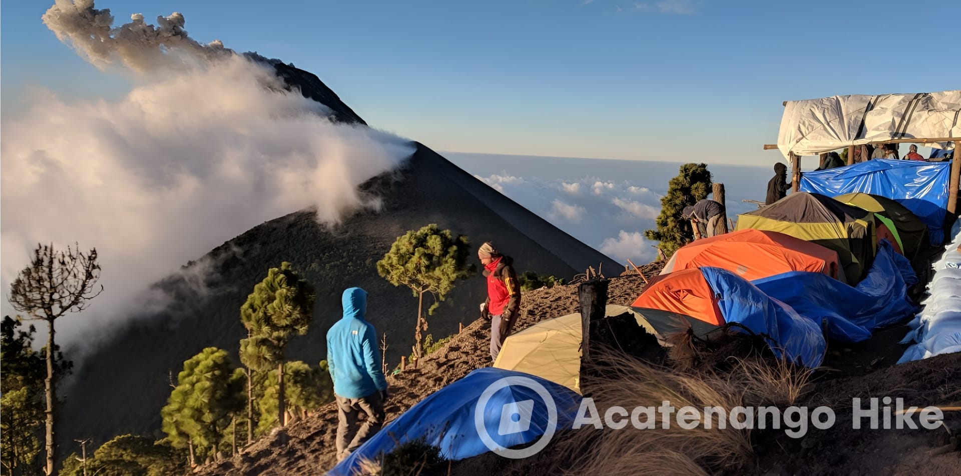 Campamento de tiendas compartidas en la caminata nocturna al Acatenango