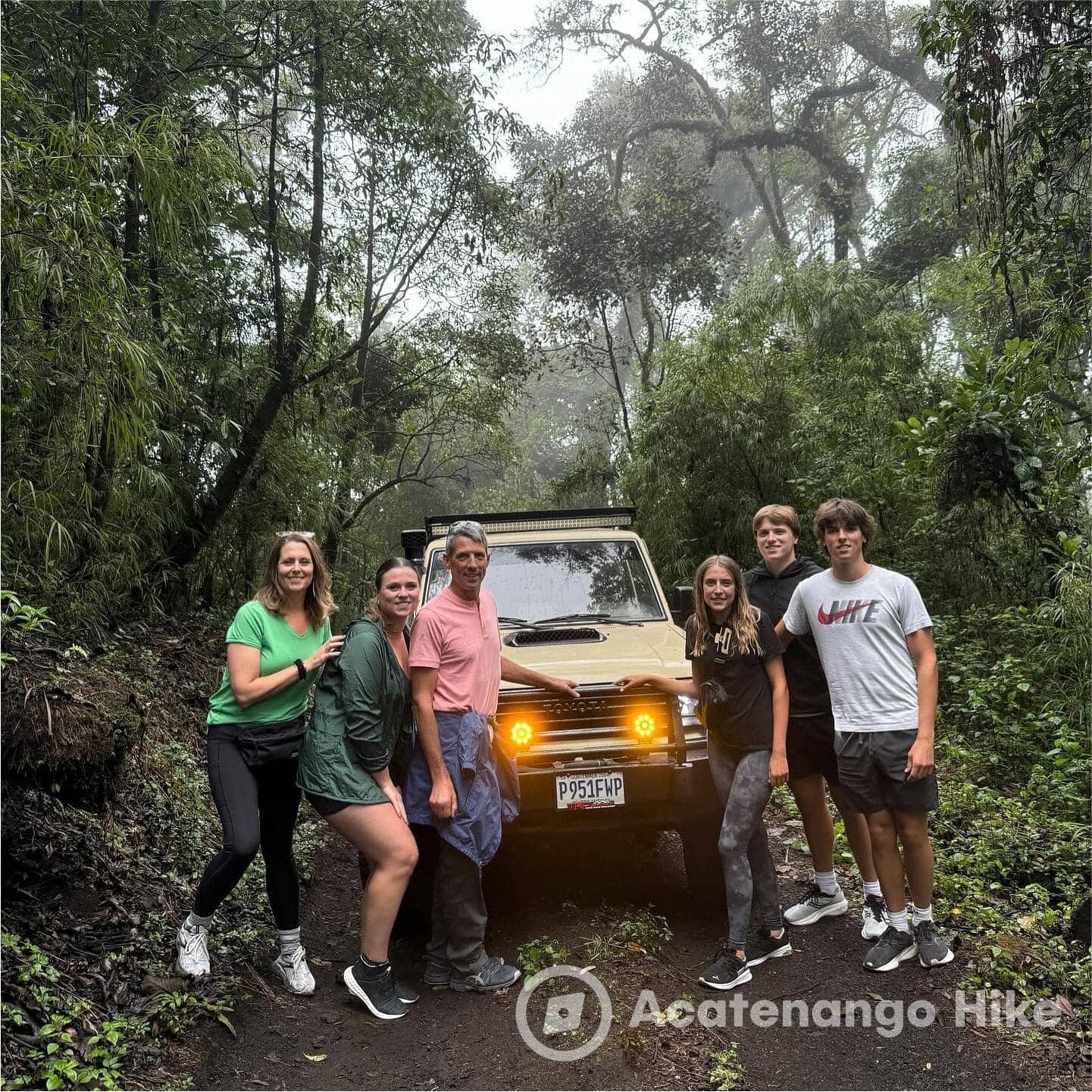 Grupo de caminantes en el sendero selvático del Volcán Acatenango
