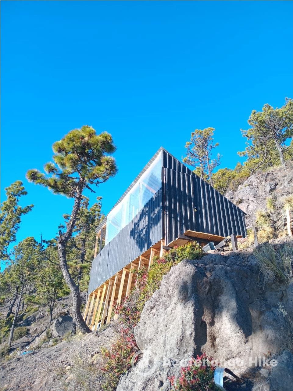 Cabaña del Acatenango sobre un risco rodeada de montañas