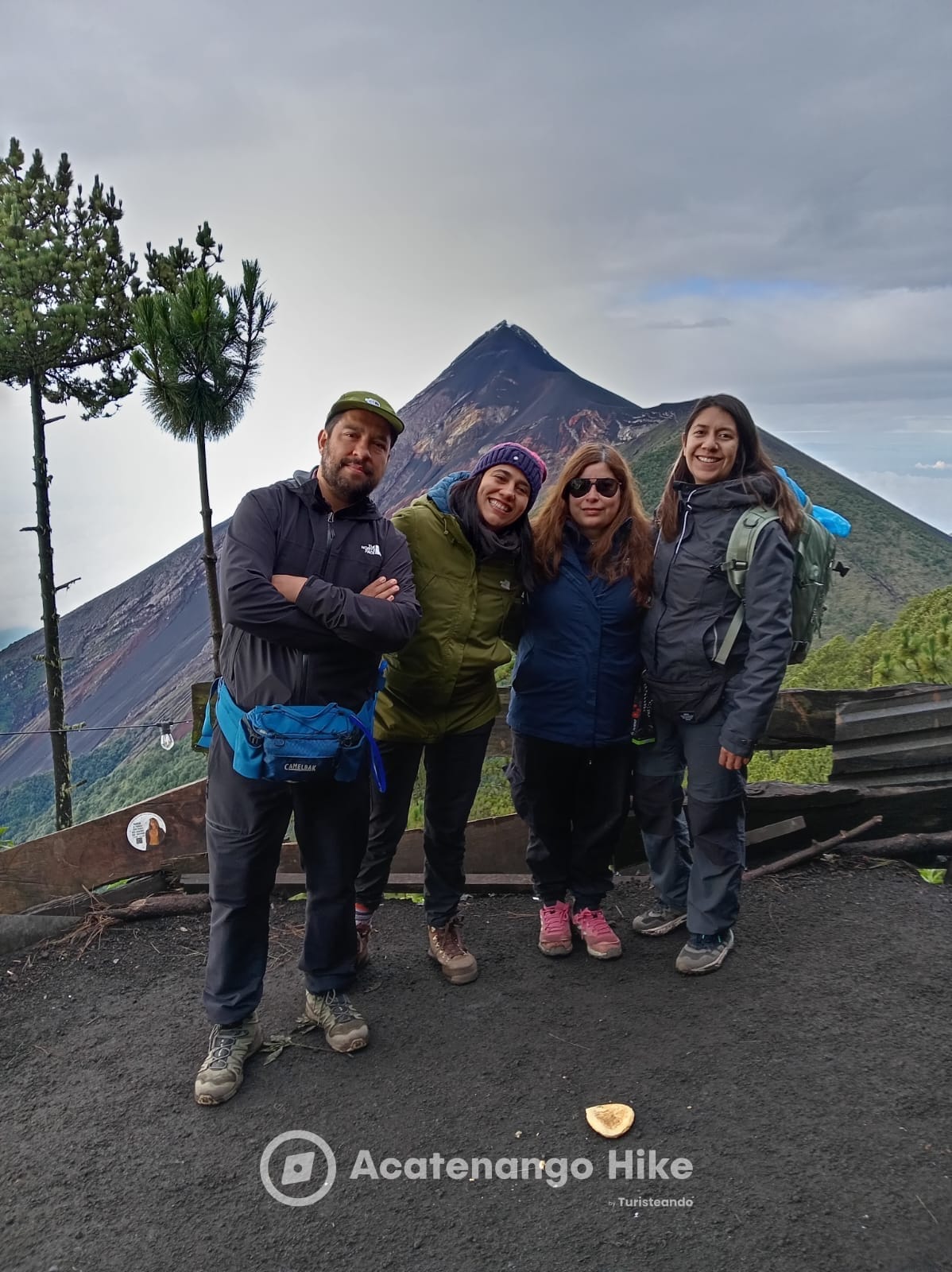 Grupo en el campamento base del Acatenango con el Volcán de Fuego detrás