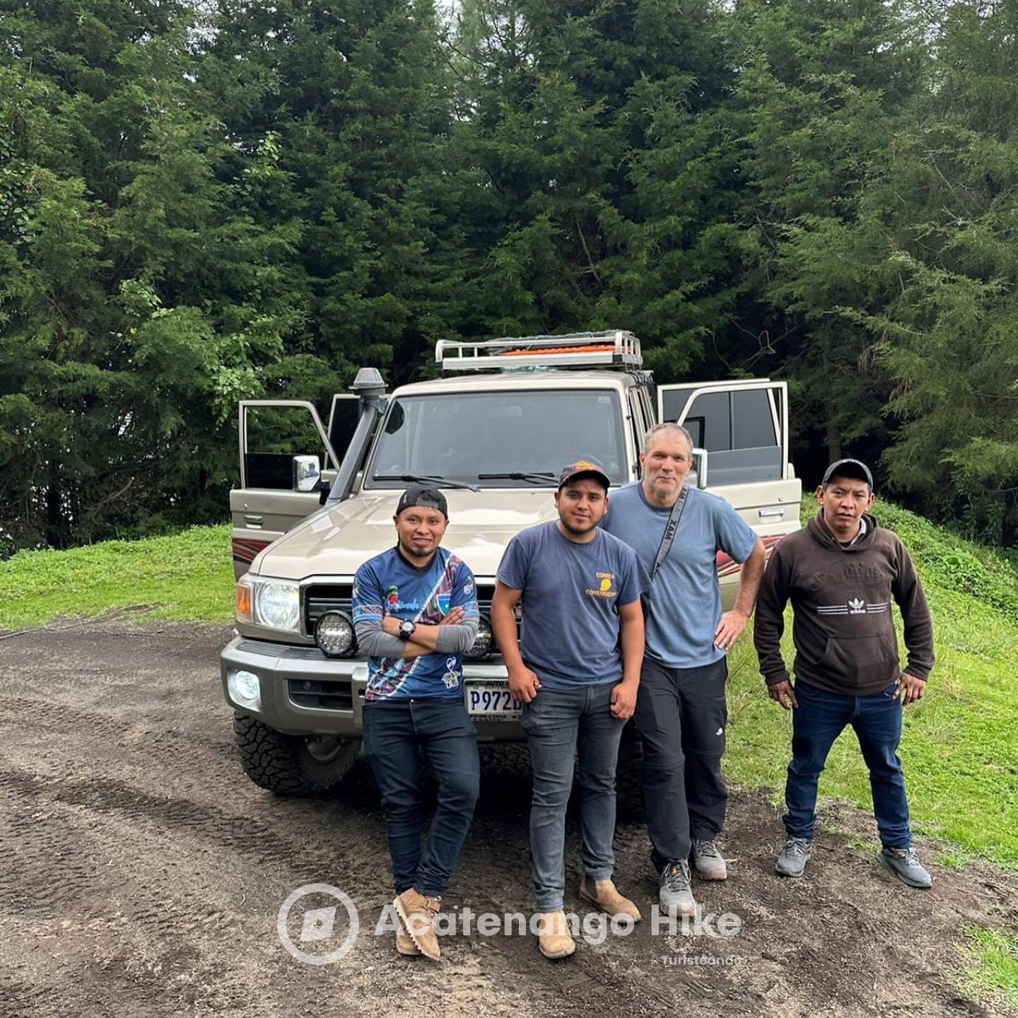 Toyota Land Cruiser 4x4 con los guías locales