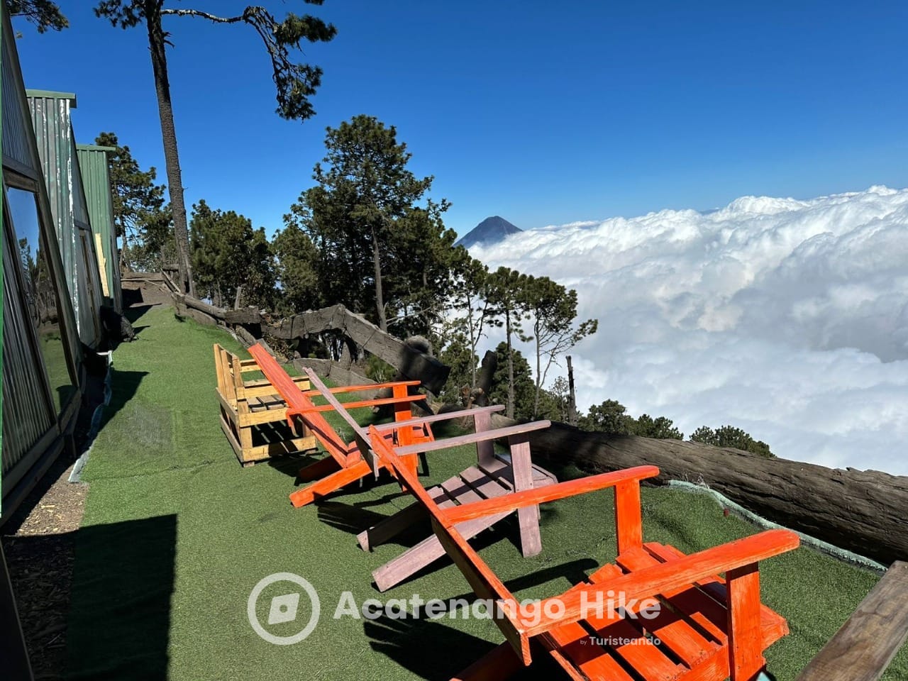 Mar de nubes y Volcán de Agua desde el campamento base